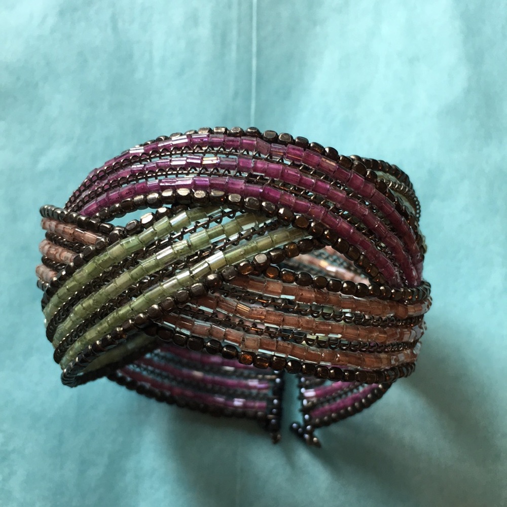 Unique and so beautiful vintage beaded stretch bracelet, like new condition!